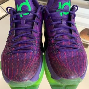 NIKE KD 8 'SUIT'
COURT PURPLE & GREEN STRIKE Size 9